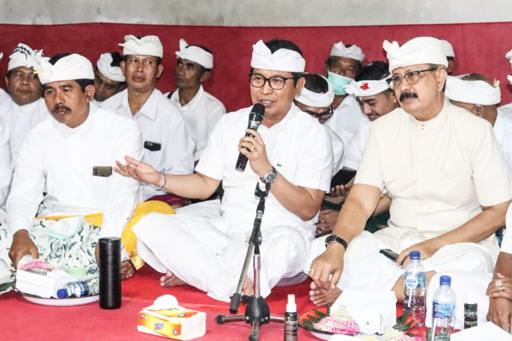 Sekda Adi Arnawa Hadiri Piodalan Nyatur Pura Dalem Desa Adat Taman Abiansemal